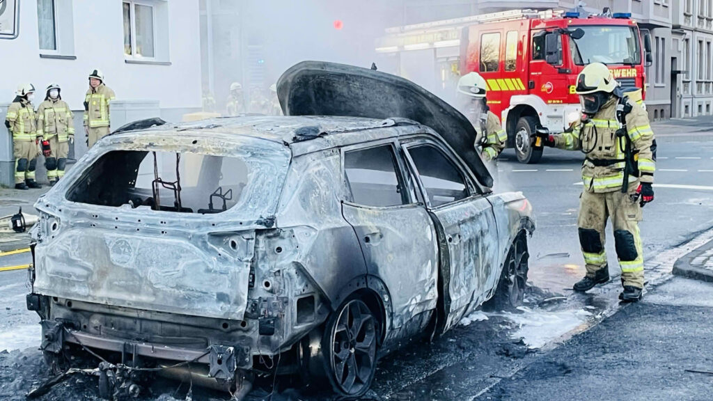 PKW gerät während der Fahrt in Brand