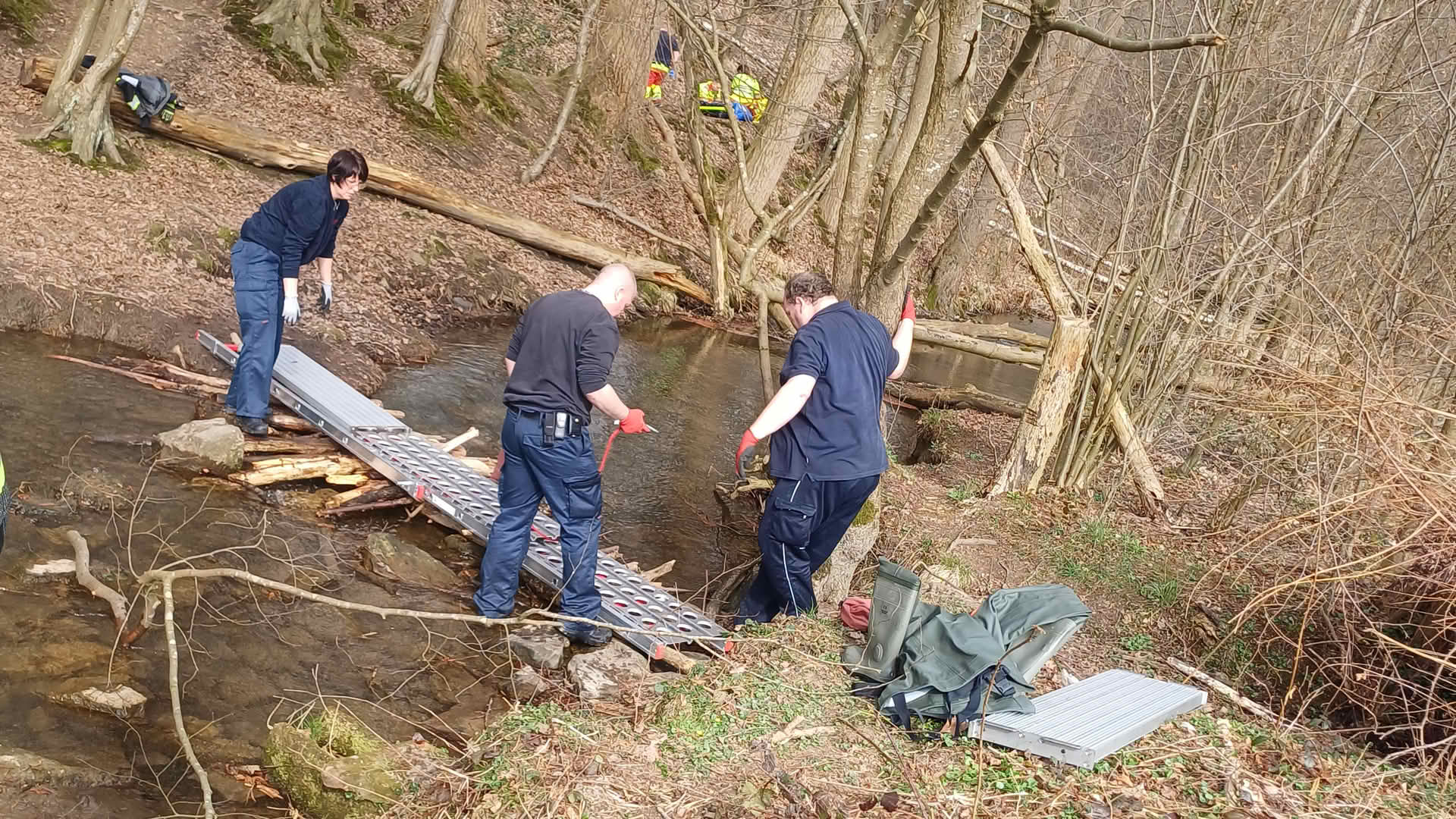 Improvisierte Brücke für verletzte Spaziergängerin