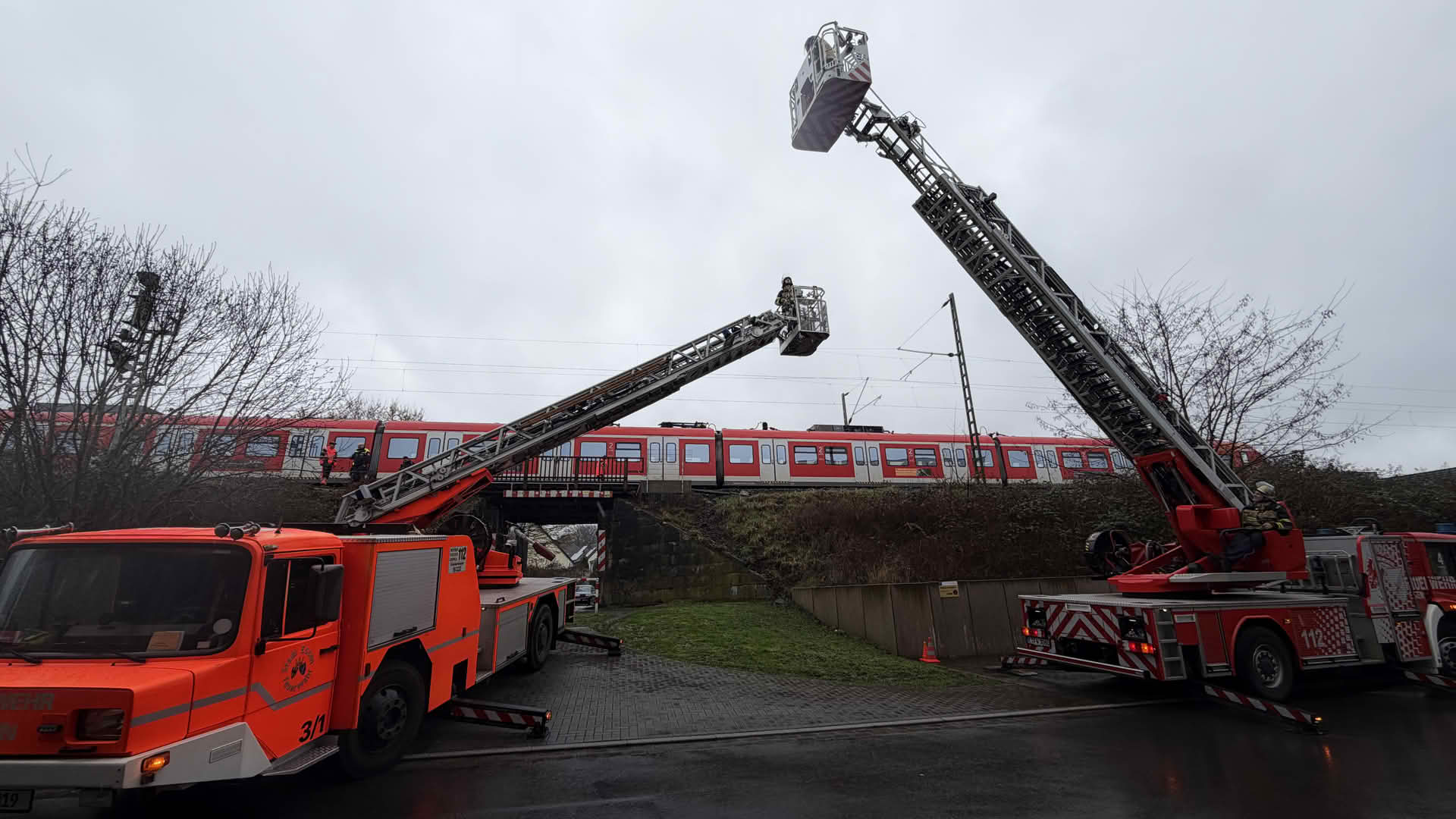 Fahrgäste mit Drehleitern aus S-Bahn evakuiert