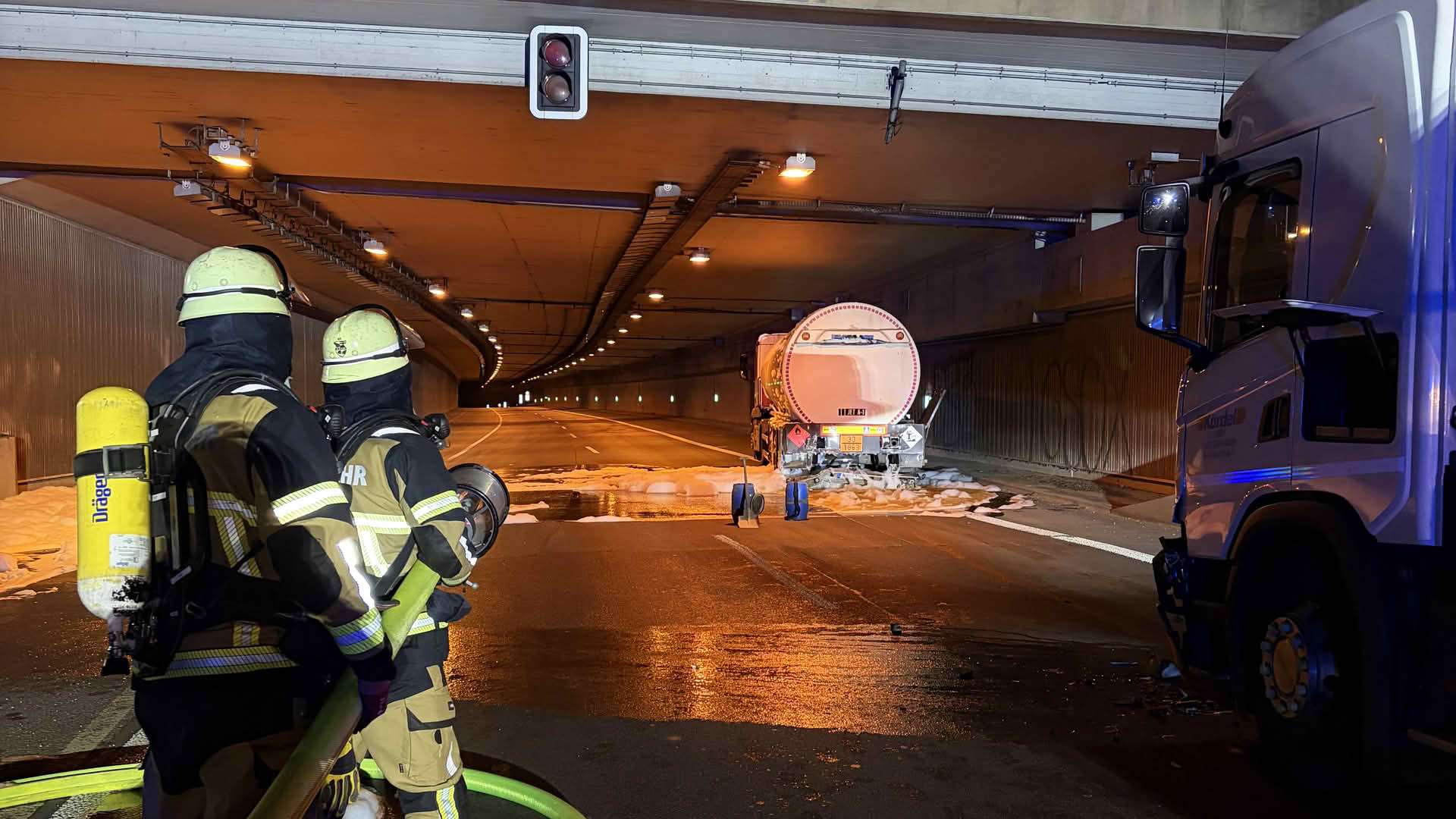 Gefahrguteinsatz nach Verkehrsunfall auf der BAB 52