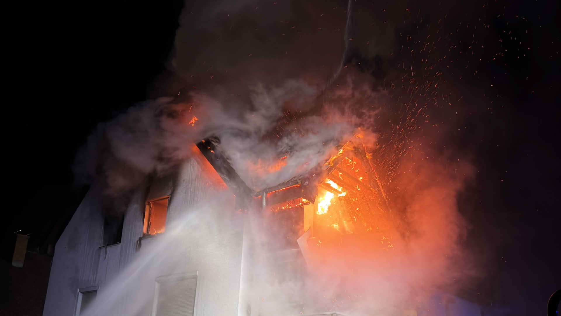 B4 Wohnungsbrand, Menschenleben in Gefahr