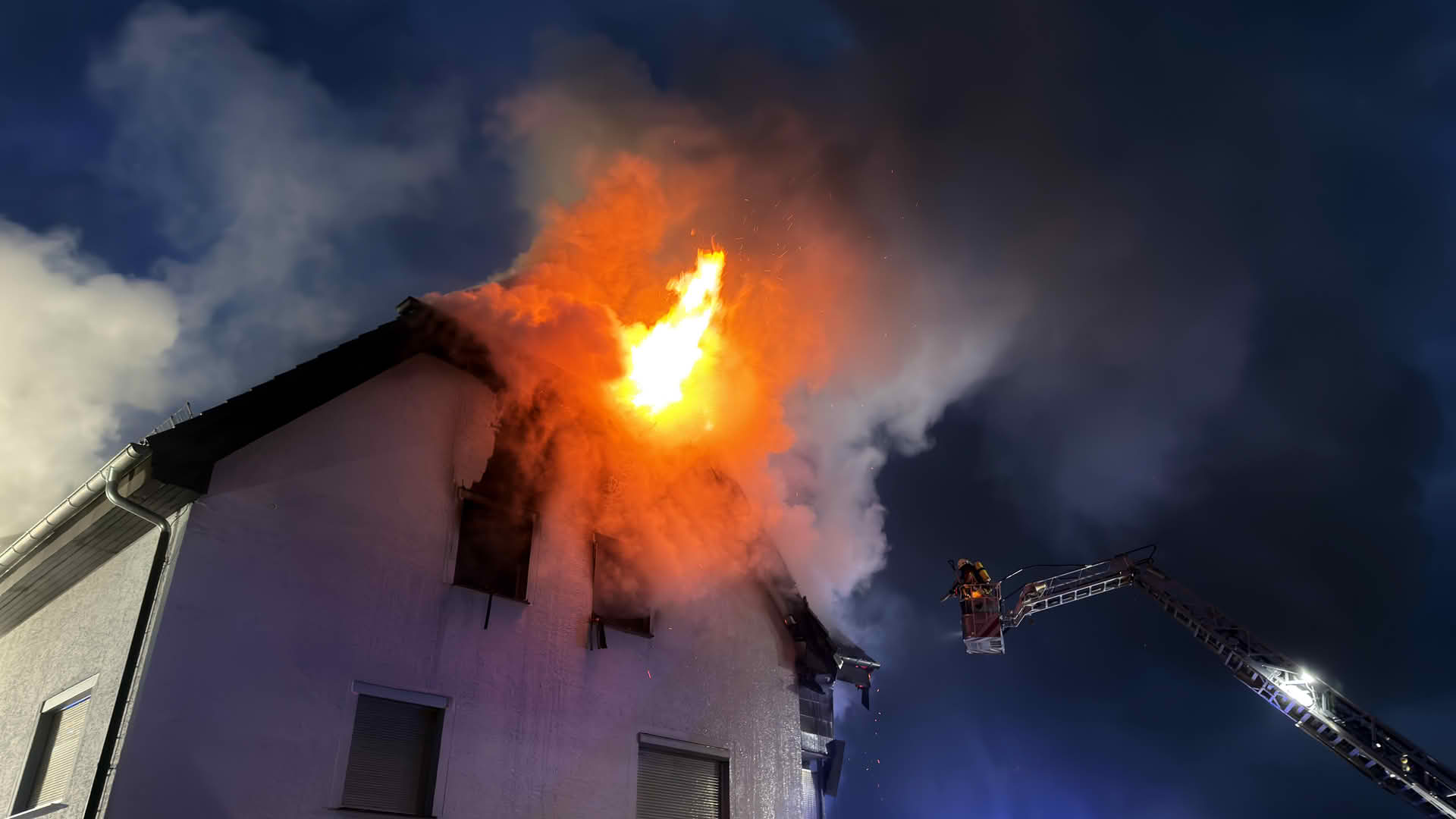 B4 Wohnungsbrand, Menschenleben in Gefahr