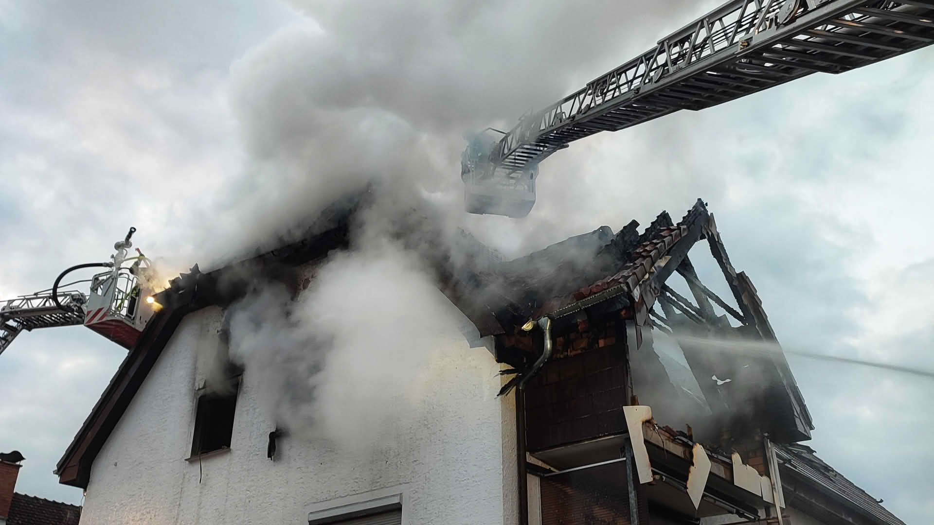 B4 Wohnungsbrand, Menschenleben in Gefahr
