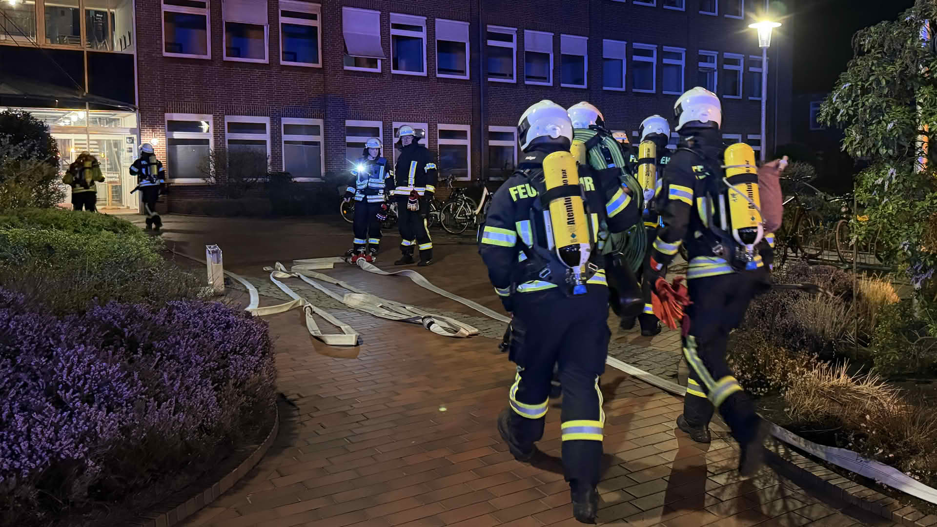 Atemschutzgeräteträger gingen in das Gebäude vor.