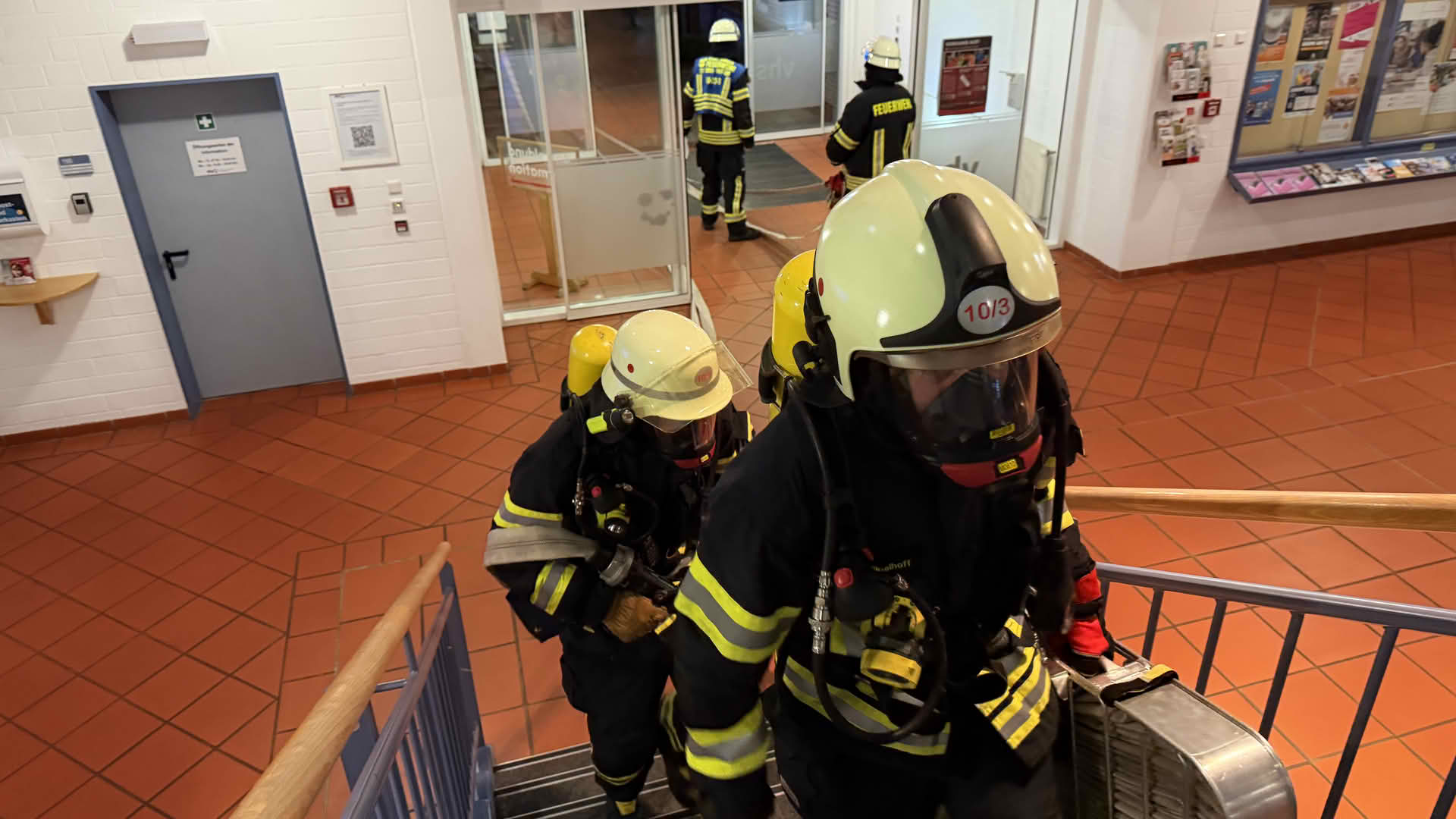 Die Atemschutzgeräteträger rückten voll ausgerüstet in die oberen Stockwerke vor.