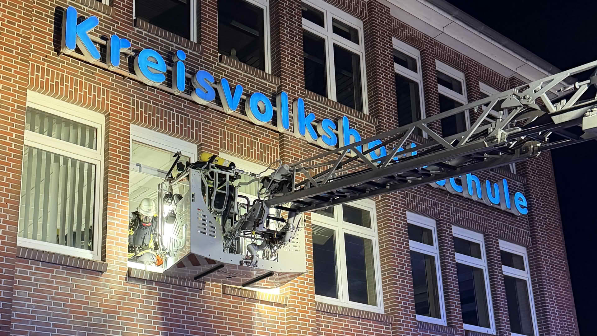 Über die Drehleiter wurde die Menschenrettung aus einem Fenster im Obergeschoss eingeleitet.