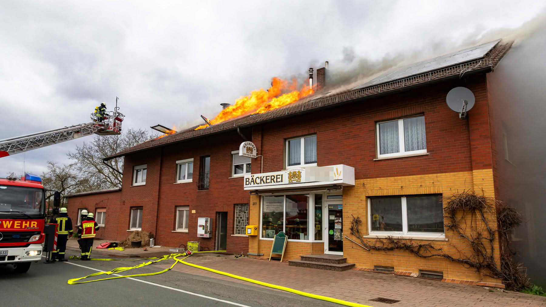 Dachstuhlbrand in Eisbergen – Bäckerei betroffen