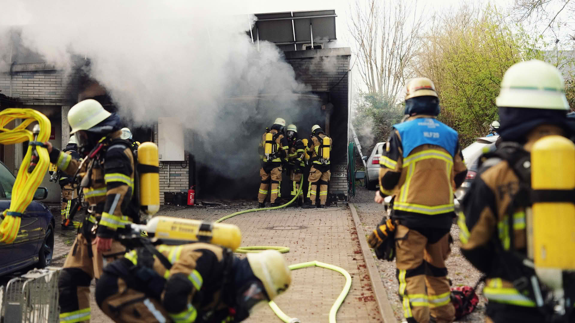 Brand in Kfz-Werkstatt – starke Rauchentwicklung, 1 verletzte Person