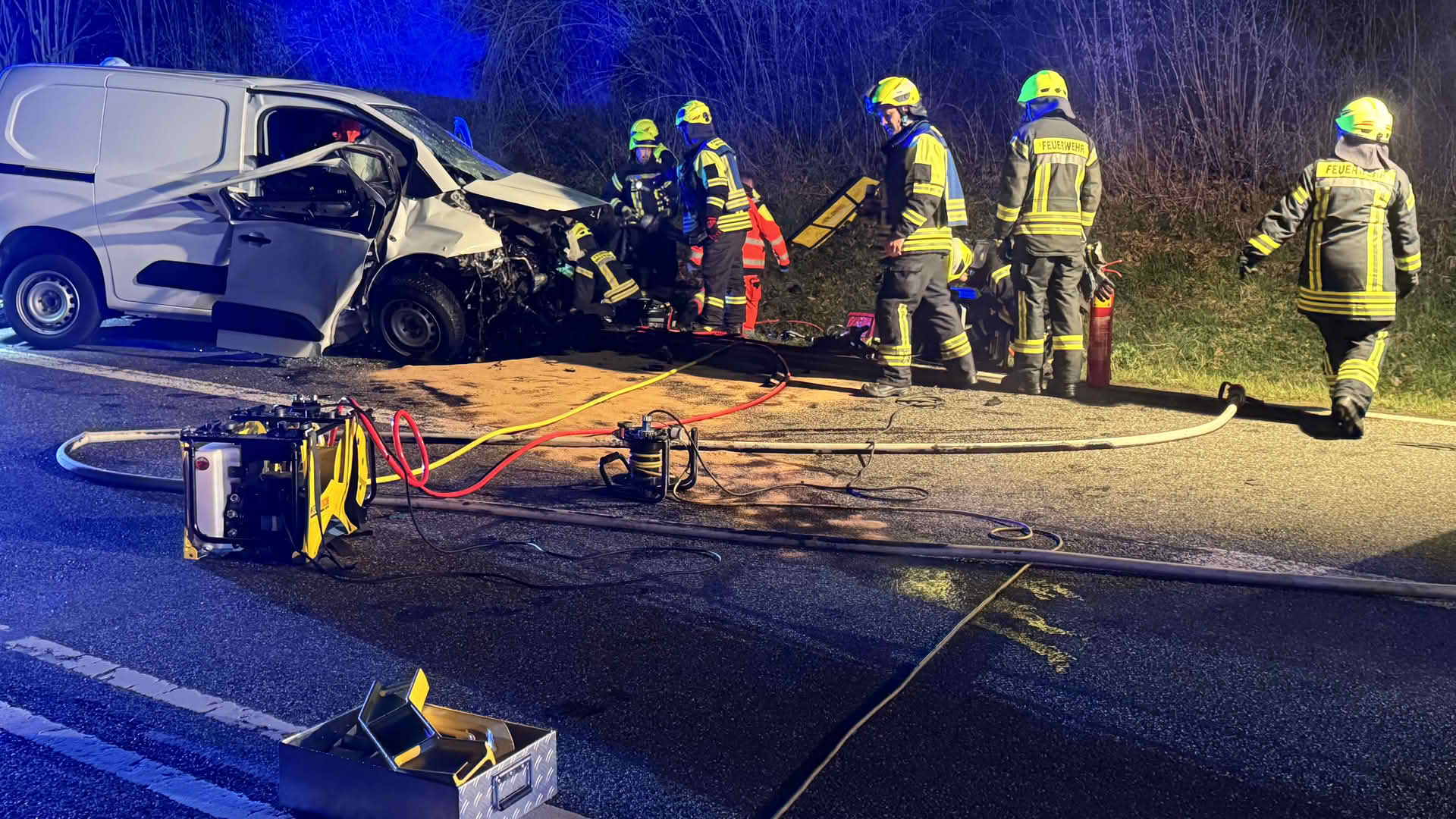 Einsatzkräfte beim Verkehrsunfall in Westerburg