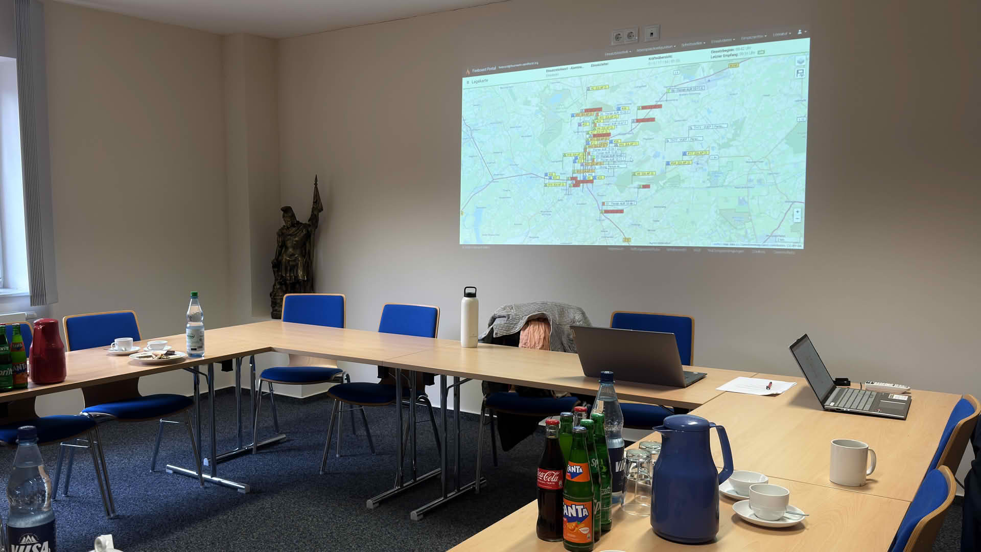 Blick in den angegliederten Stabsraum: Mit Hilfe eines Übersichtsdashboards lassen sich Standorte der Einsatzstellen und -fahrzeuge, die gegenwärtige Anzahl an Aufträgen und weitere relevante Informationen zur Entscheidungsfindung darstellen.