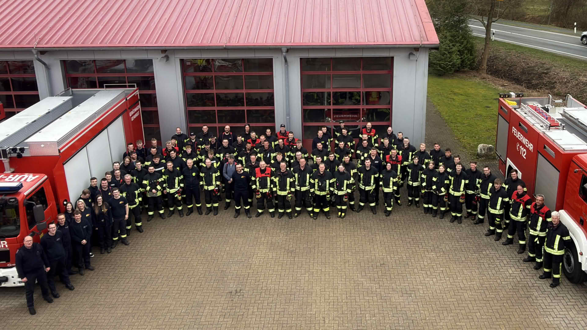 Gruppenbild aller Übungsteilnehmenden vor dem Feuerwehrhaus Sandhorst.