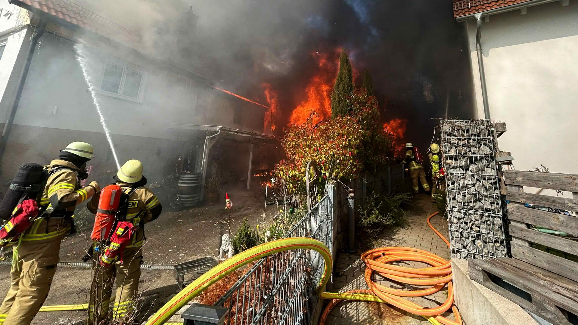 Garagenbrand greift auf Wohnhaus über