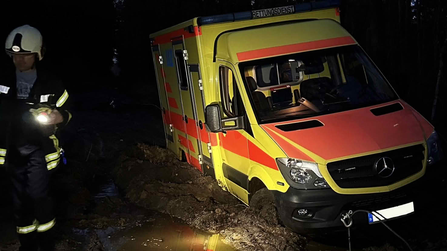 Feststeckenden Notarztwagen befreit