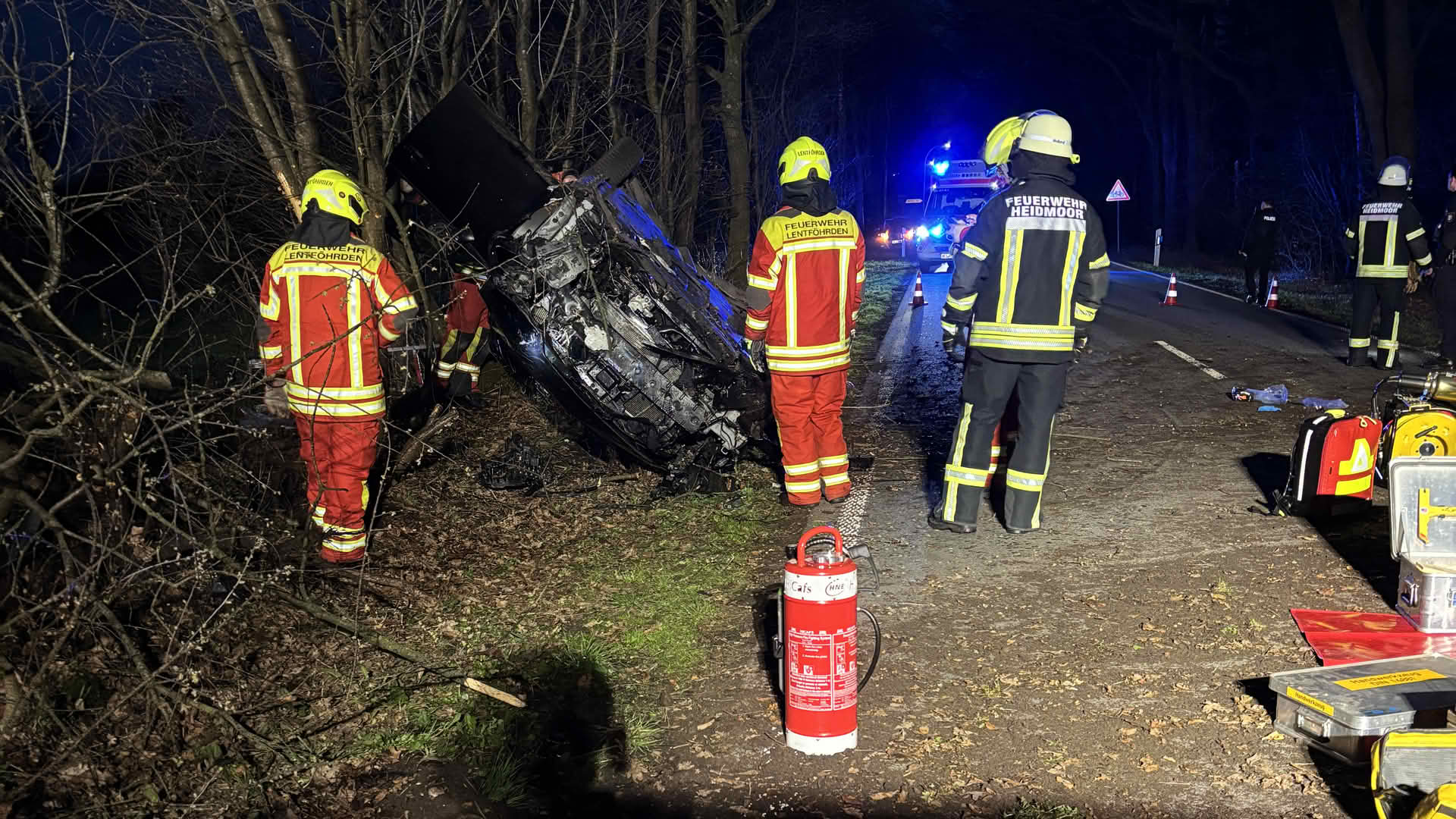 Auto überschlägt sich, Person durch Feuerwehr gerettet
