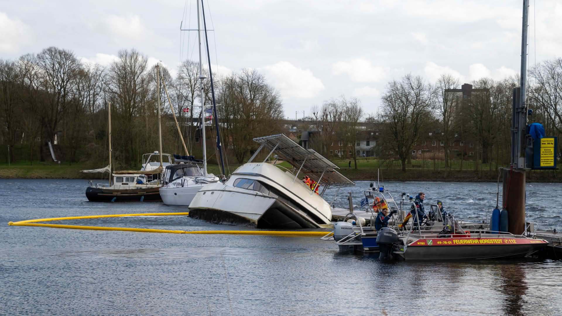 Katamaran droht am Büdelsdorfer Yacht Club zu sinken