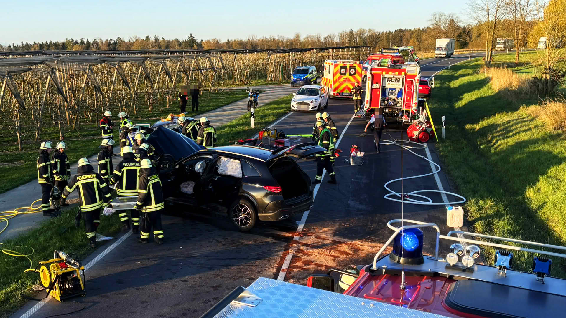 Zwei Verletzte nach Frontalzusammenstoß auf B33 bei Markdorf