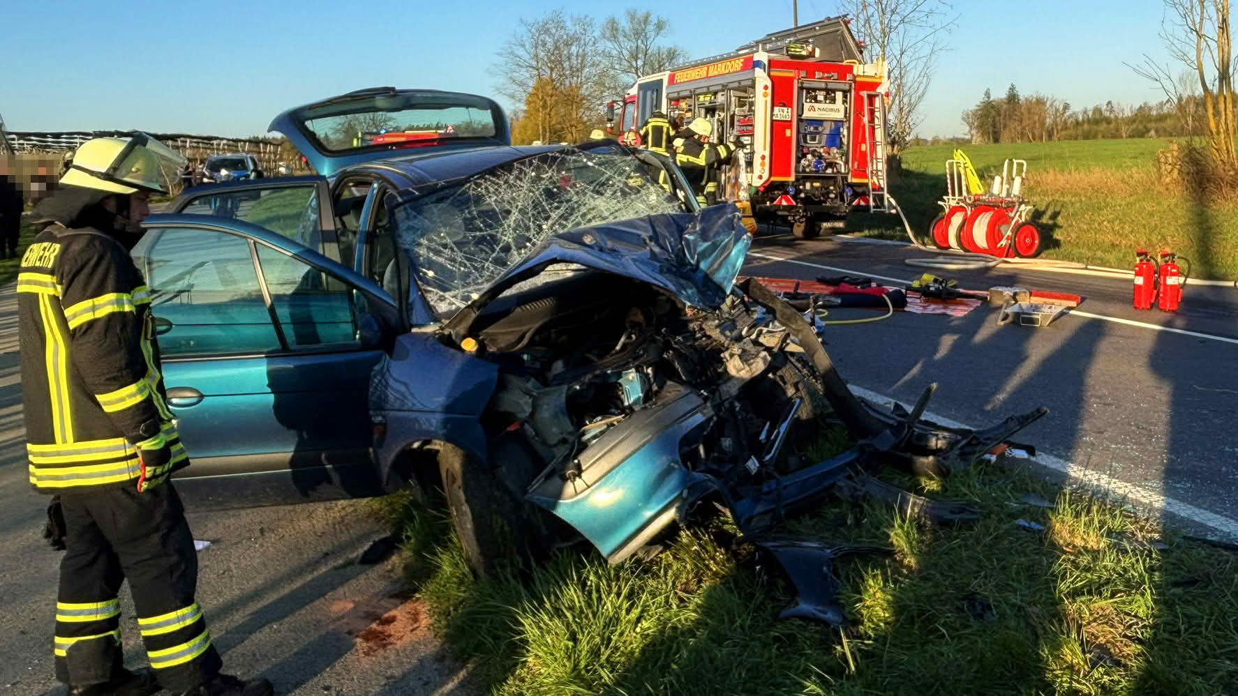 Zwei Verletzte nach Frontalzusammenstoß auf B33