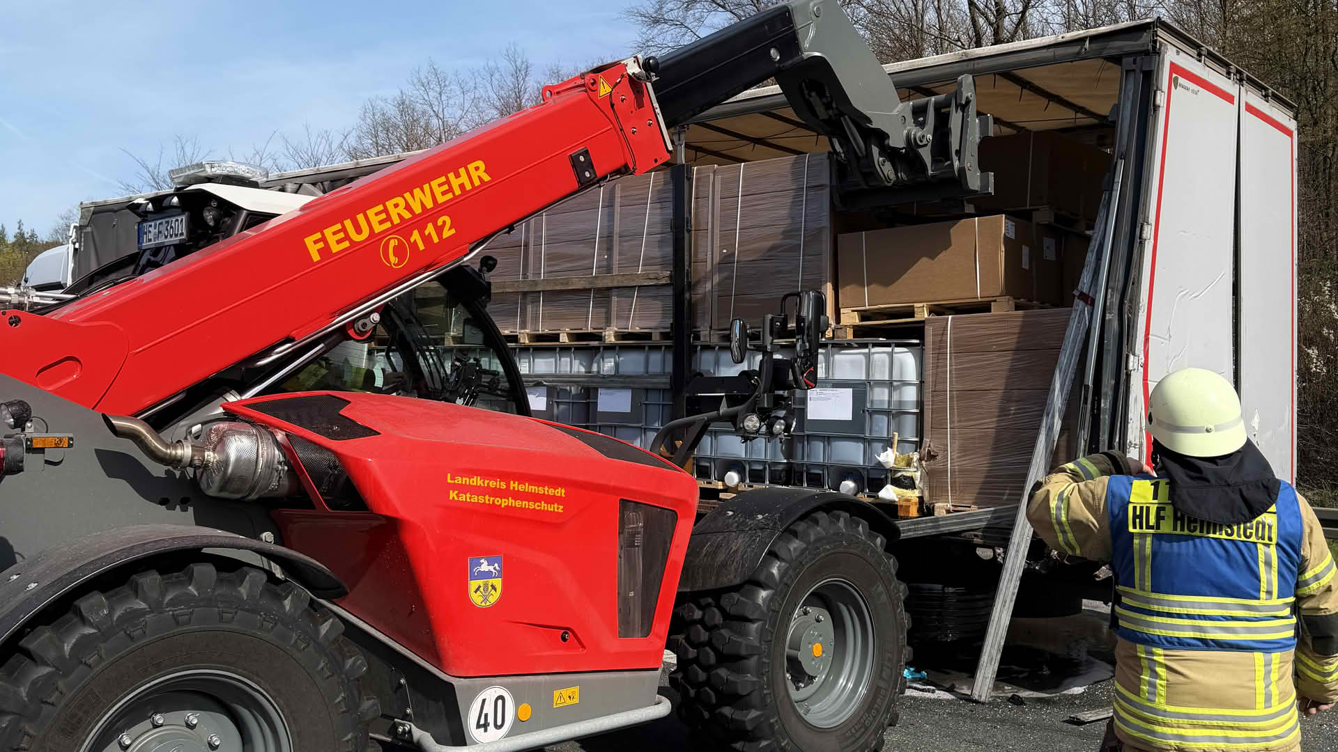 Verkehrsunfall LKW, auslaufende Flüssigkeiten