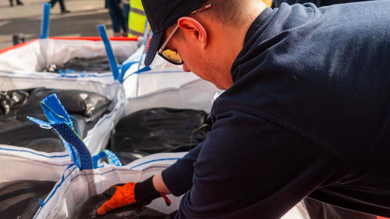 Sandsackbefüllung: Zusammenarbeit für den Ernstfall geübt