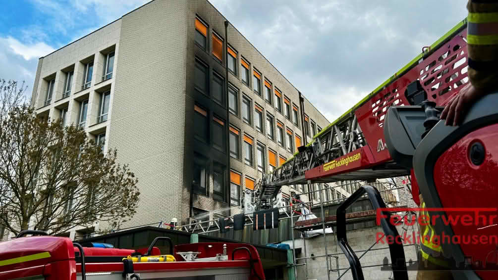 Brand auf dem Vordach eines Verwaltungsgebäudes