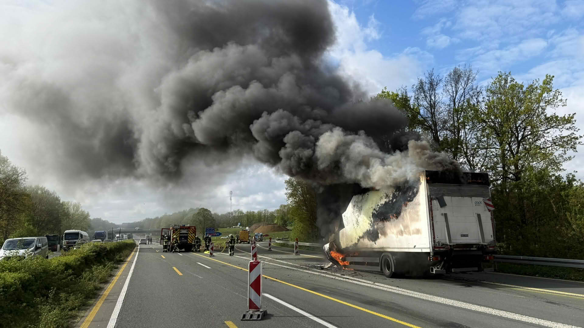 LKW in Vollbrand auf der Autobahn 1