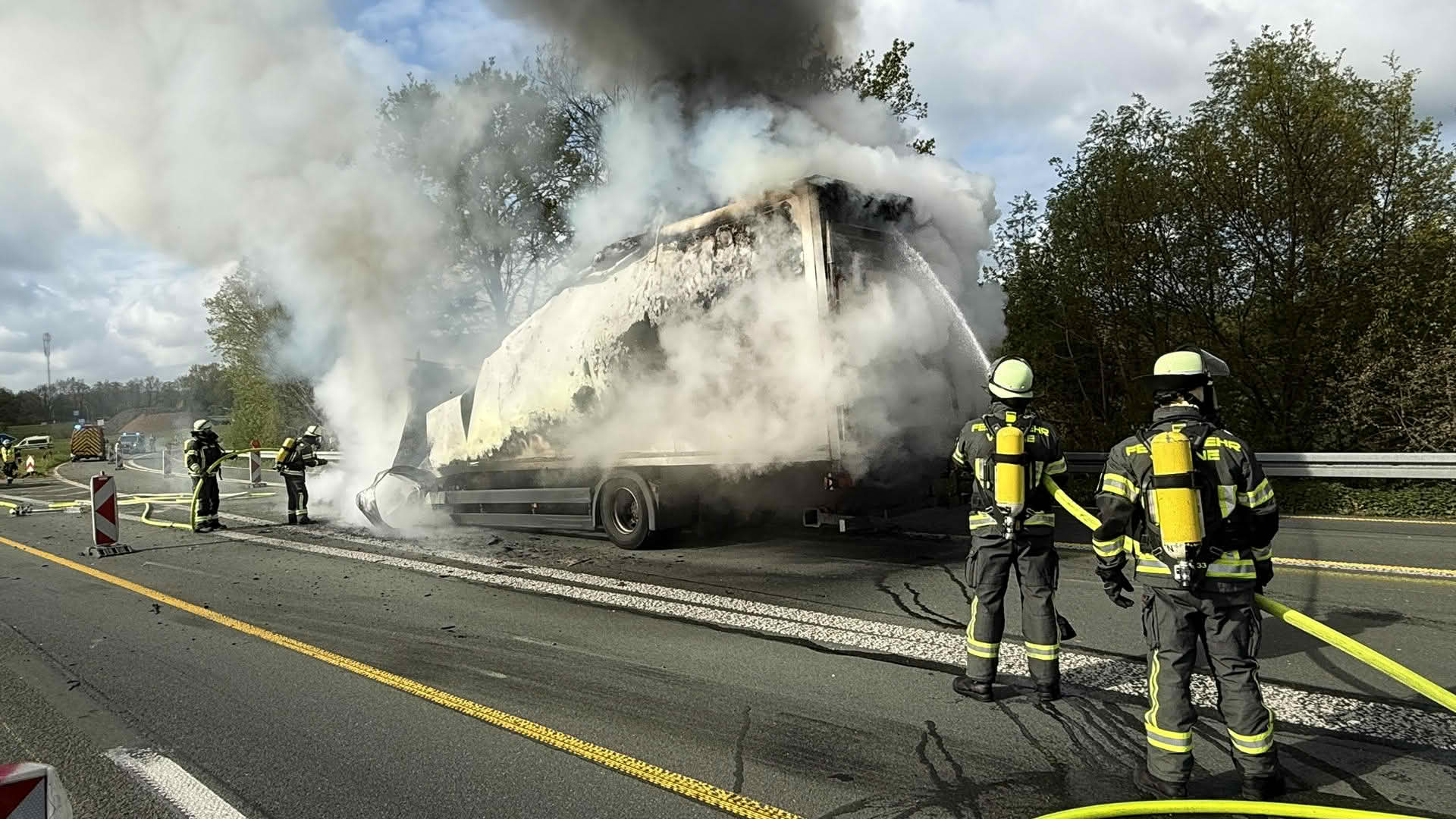 LKW-Brand auf der A1 sorgt für stundenlangen Einsatz