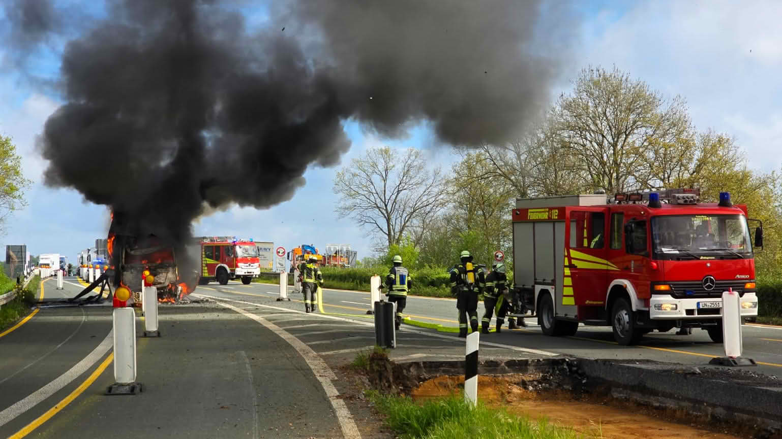 LKW-Brand auf der A1 sorgt für stundenlangen Einsatz