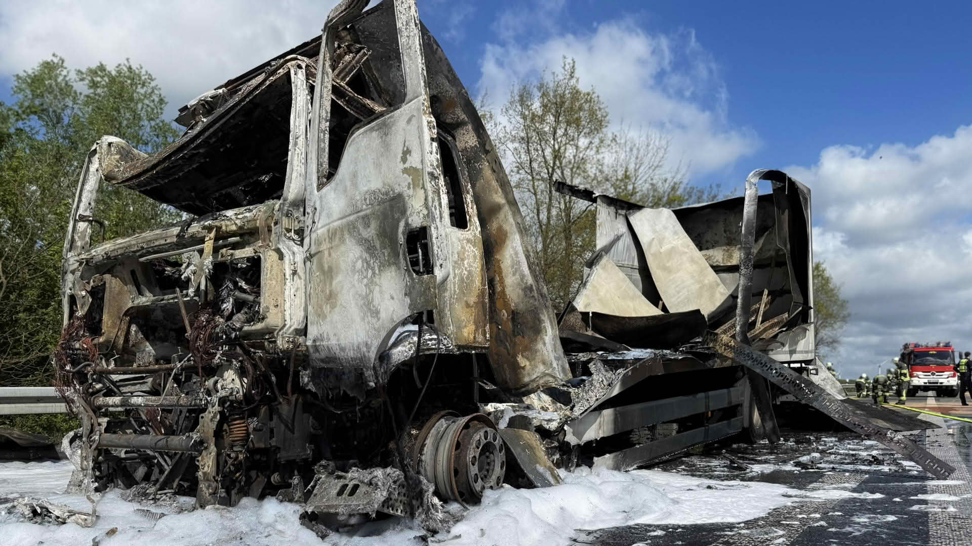 LKW-Brand auf der A1 sorgt für stundenlangen Einsatz