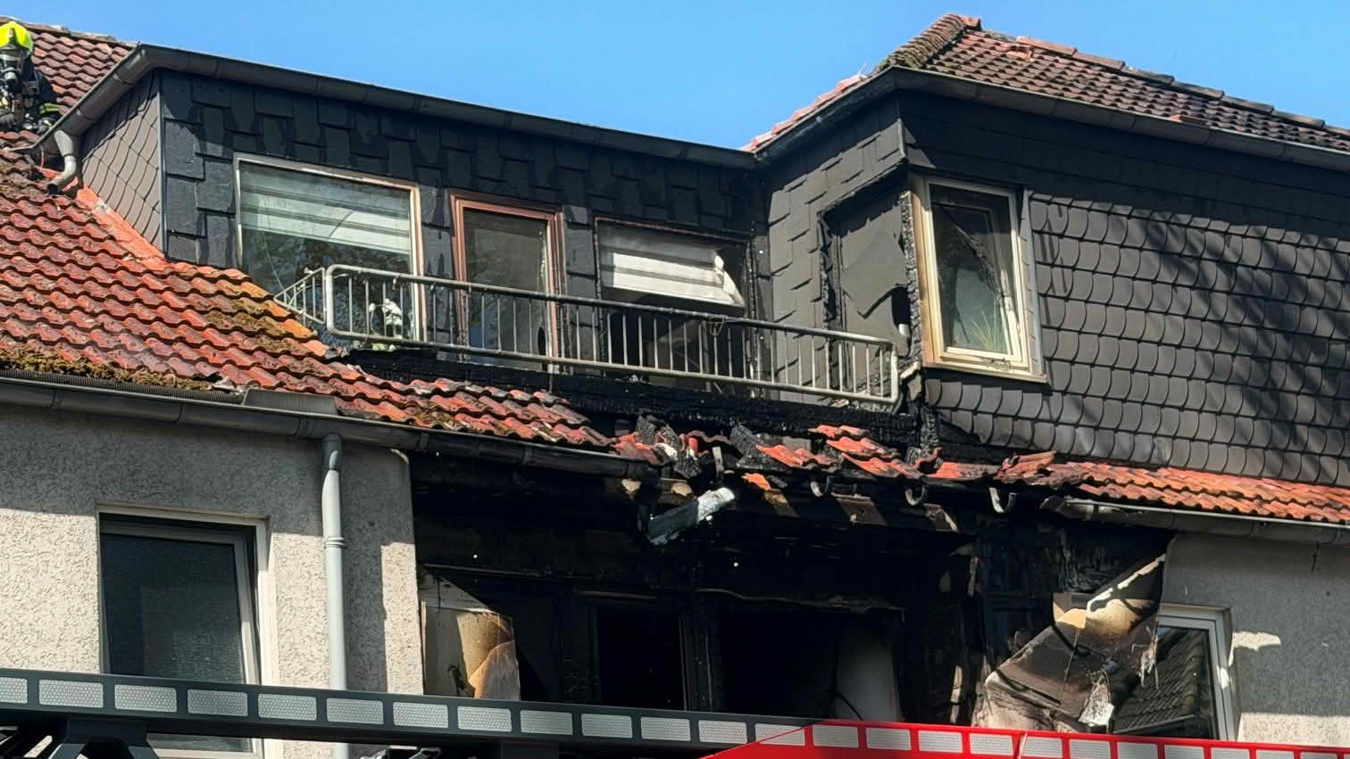 Balkonbrand greift auf Wohnung und Teile des Daches über