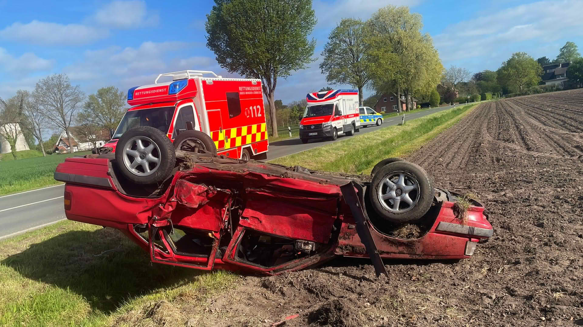 PKW liegt nach Verkehrsunfall auf dem Dach
