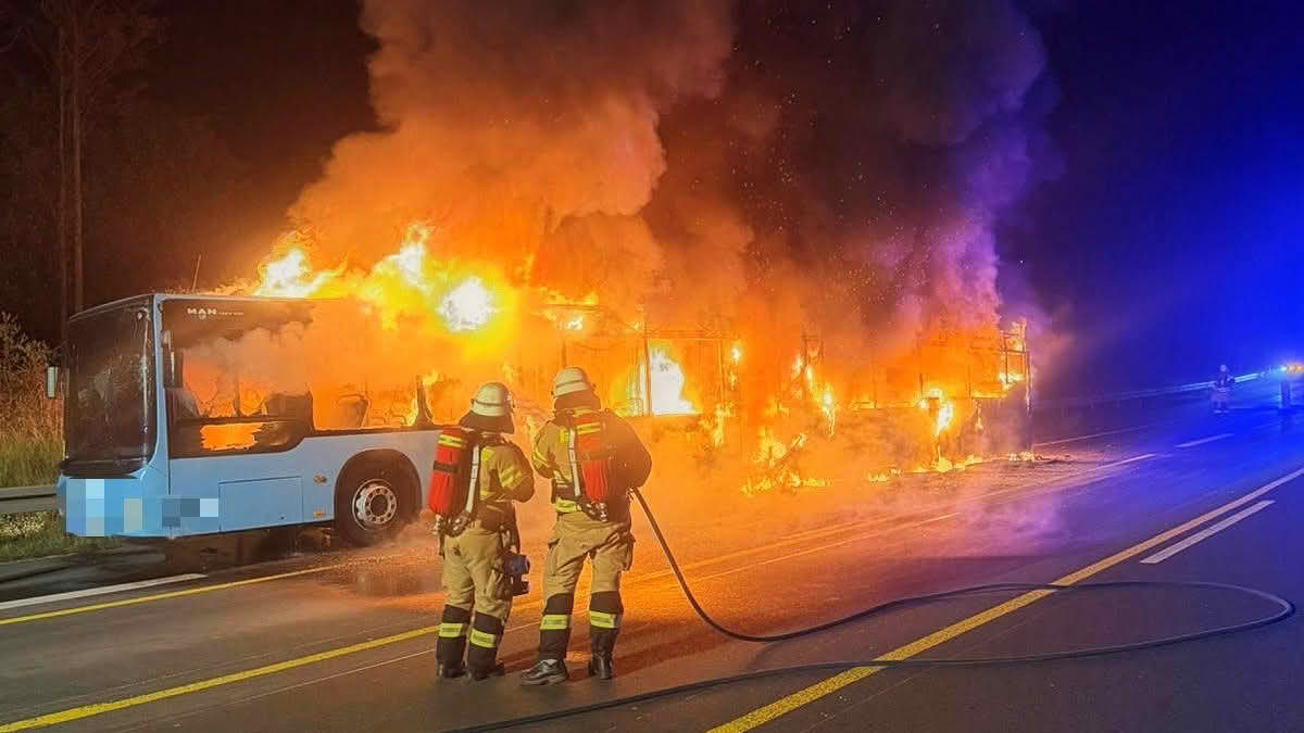 Gelenkbus in Vollbrand auf der A3