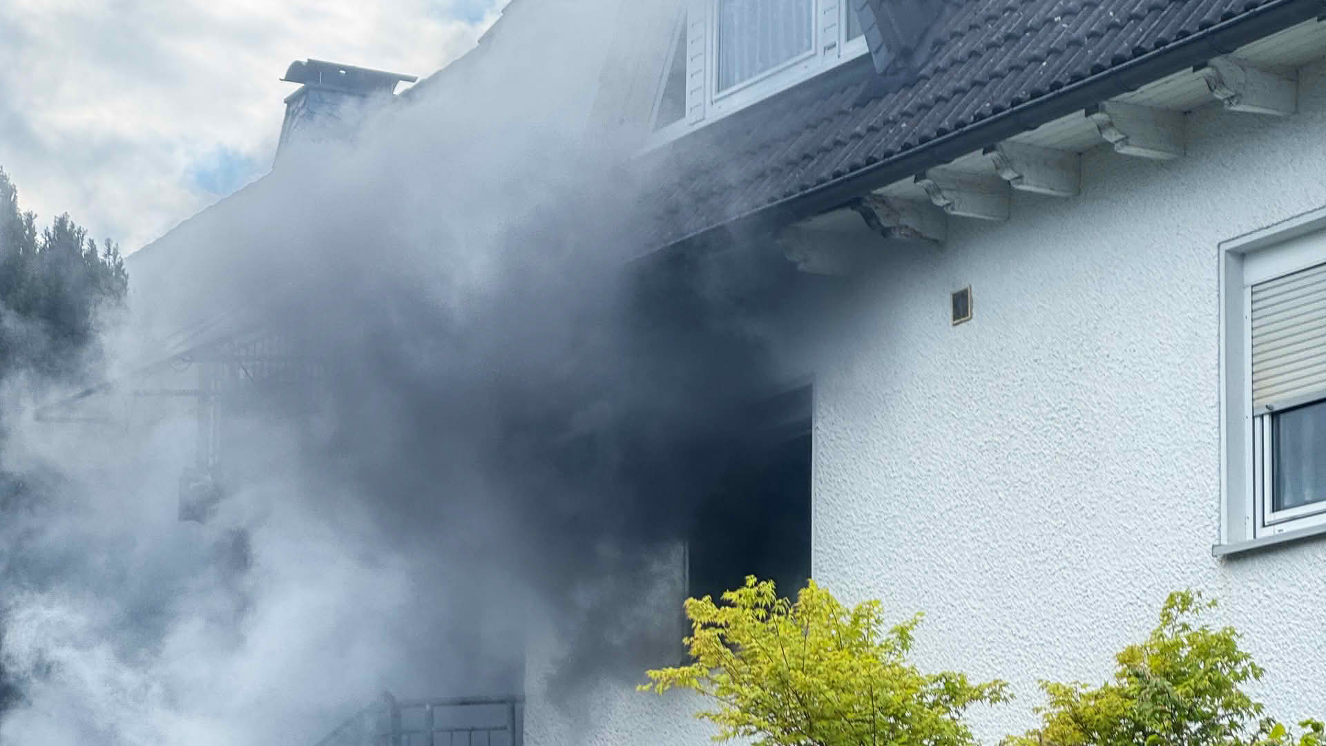 Feuer greift von Balkon auf Wohnung und Dach über