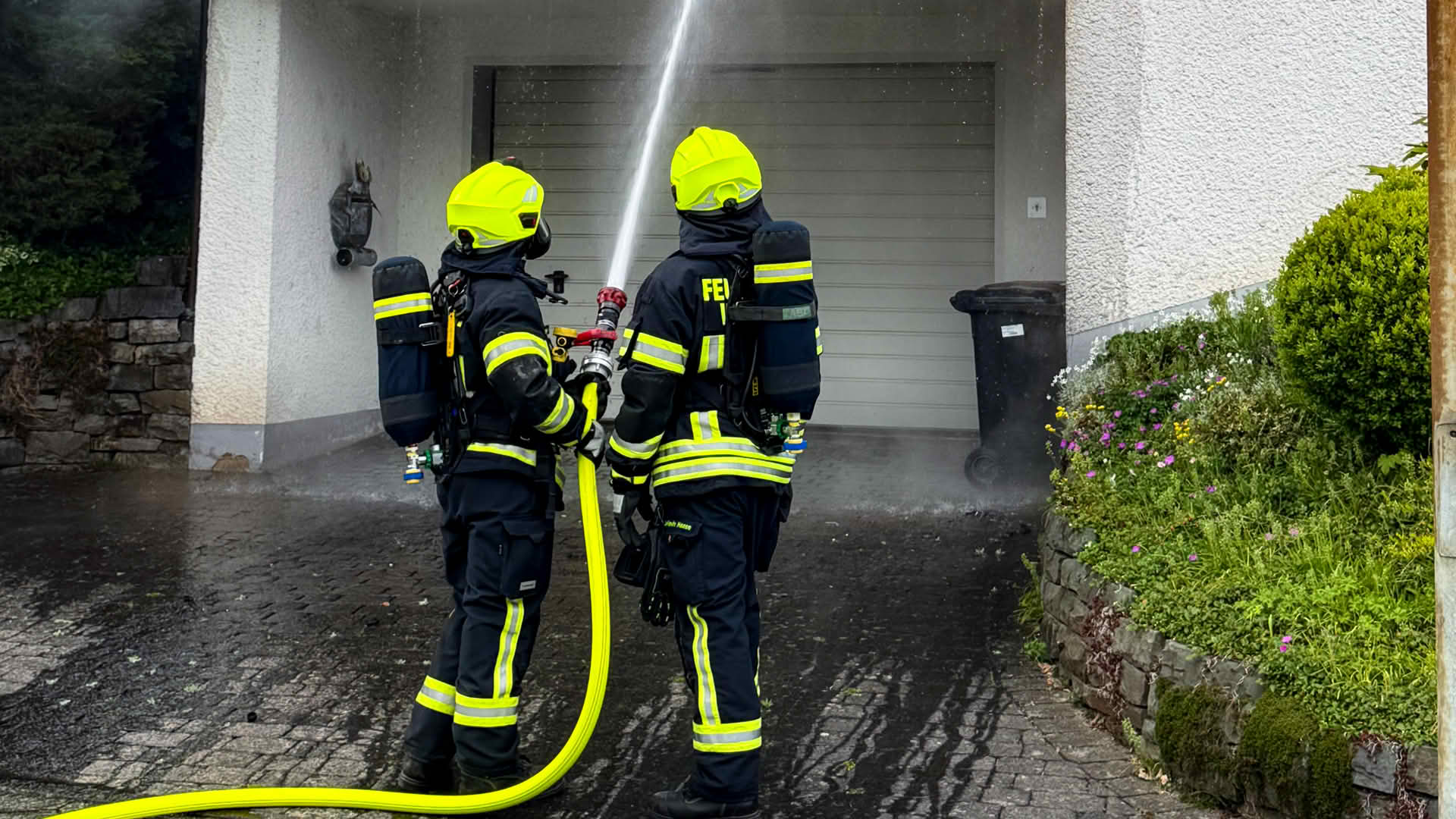 Feuer greift von Balkon auf Wohnung und Dach über