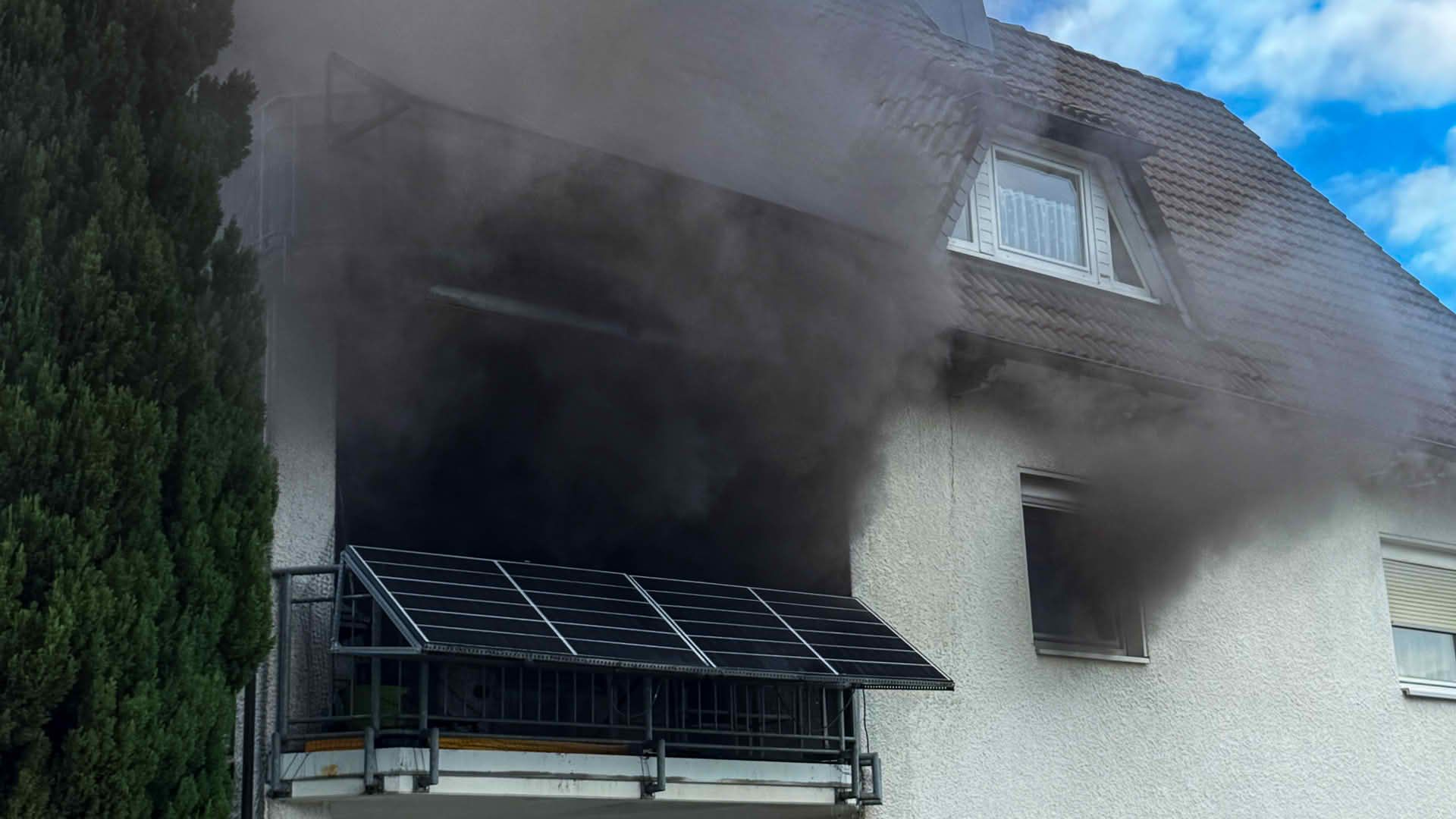 Feuer greift von Balkon auf Wohnung und Dach über