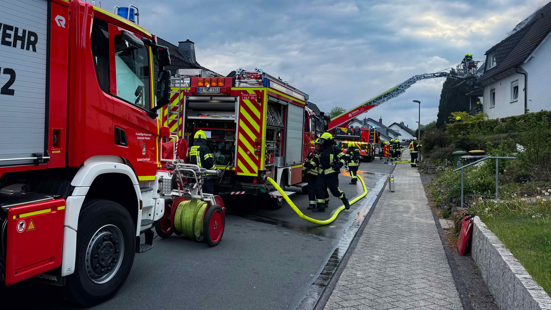 Feuer greift von Balkon auf Wohnung und Dach über