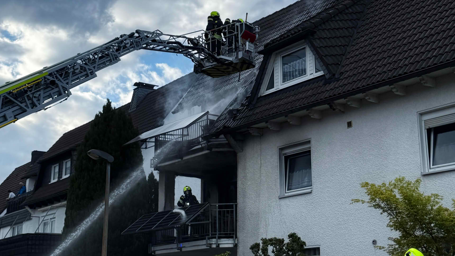 Feuer greift von Balkon auf Wohnung und Dach über