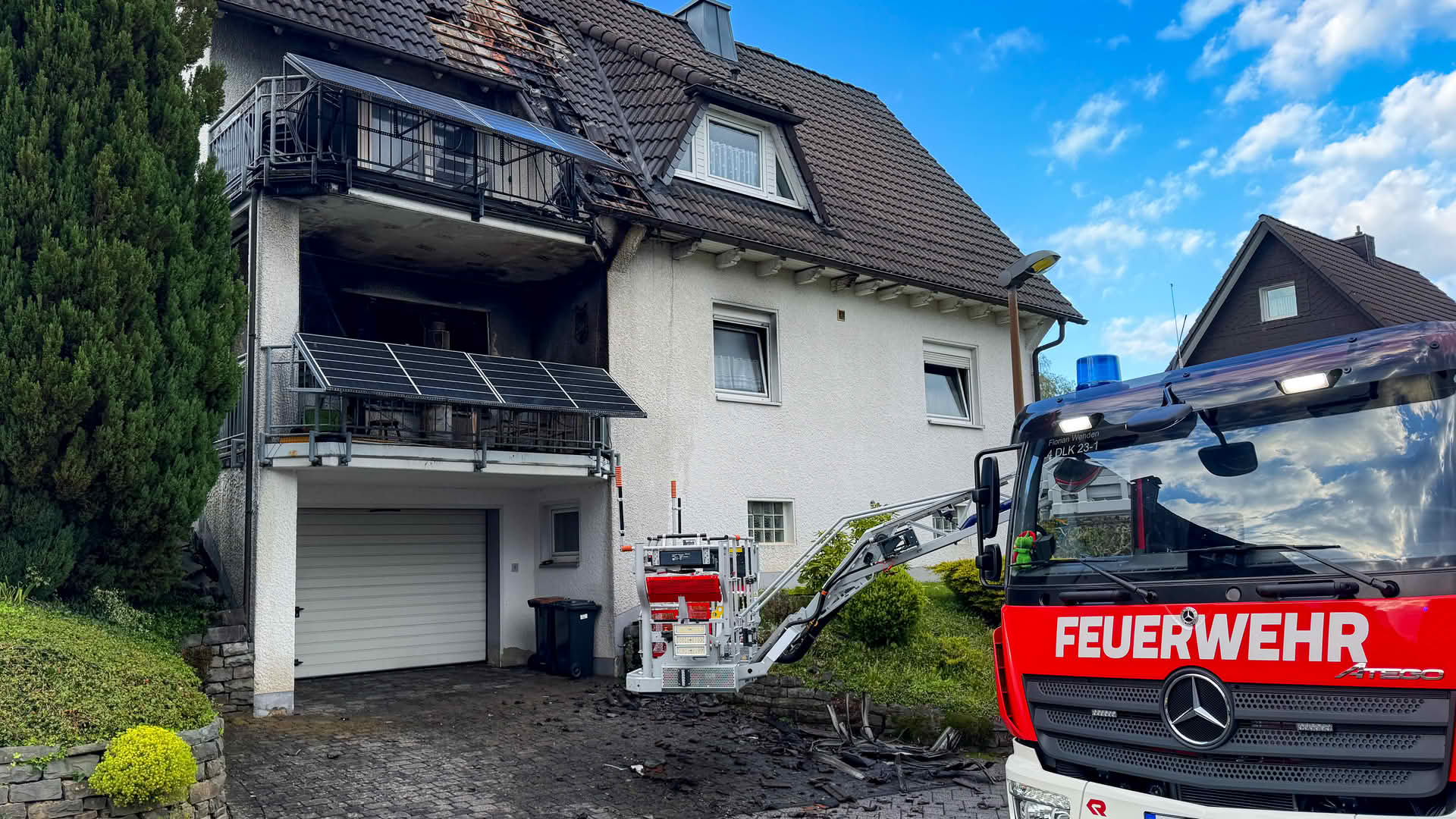 Feuer greift von Balkon auf Wohnung und Dach über