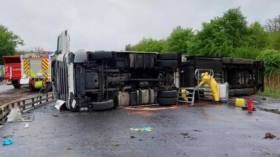 LKW Unfall blockiert alle 3 Fahrspuren