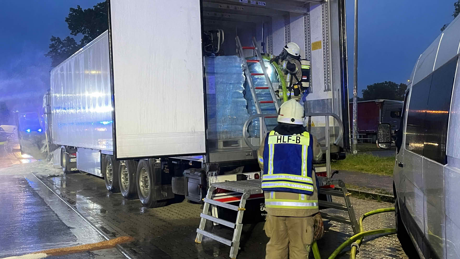 Auch im Auflieger mussten Flammen bekämpft werden