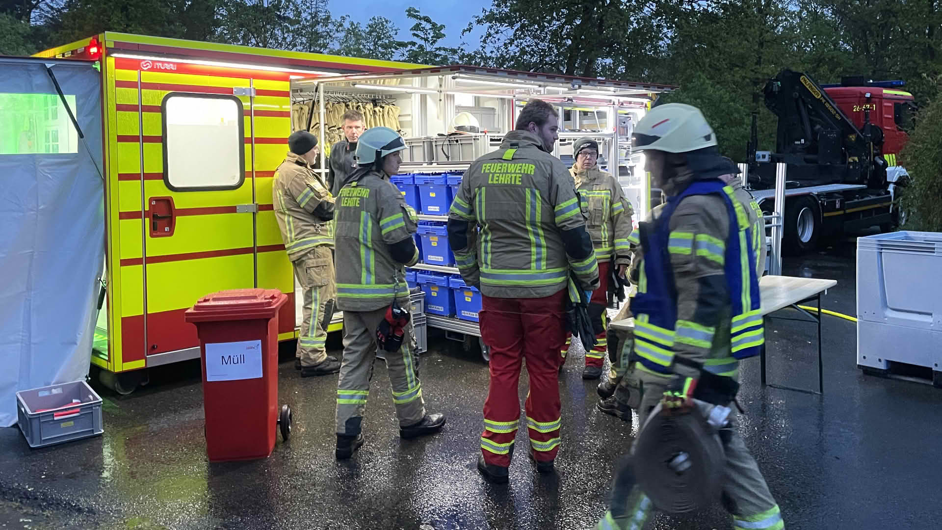 Die Hygienekomponente der Stadtfeuerwehr sorgt nach dem Einsatz für frische Einsatzkleidung und neues Material