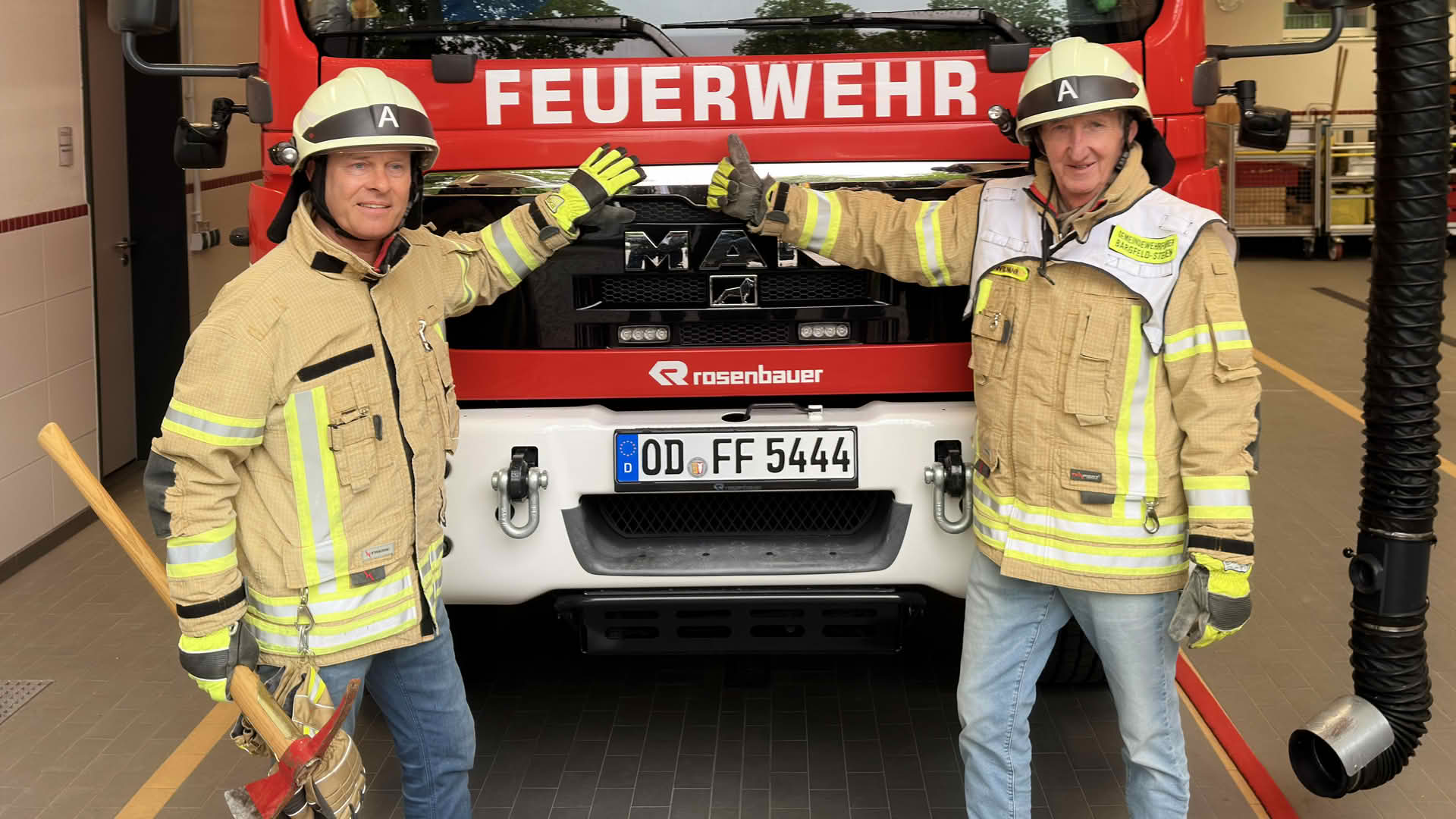Mike Krüger und Hinnerk Baumgarten vor dem Fahrzeug
