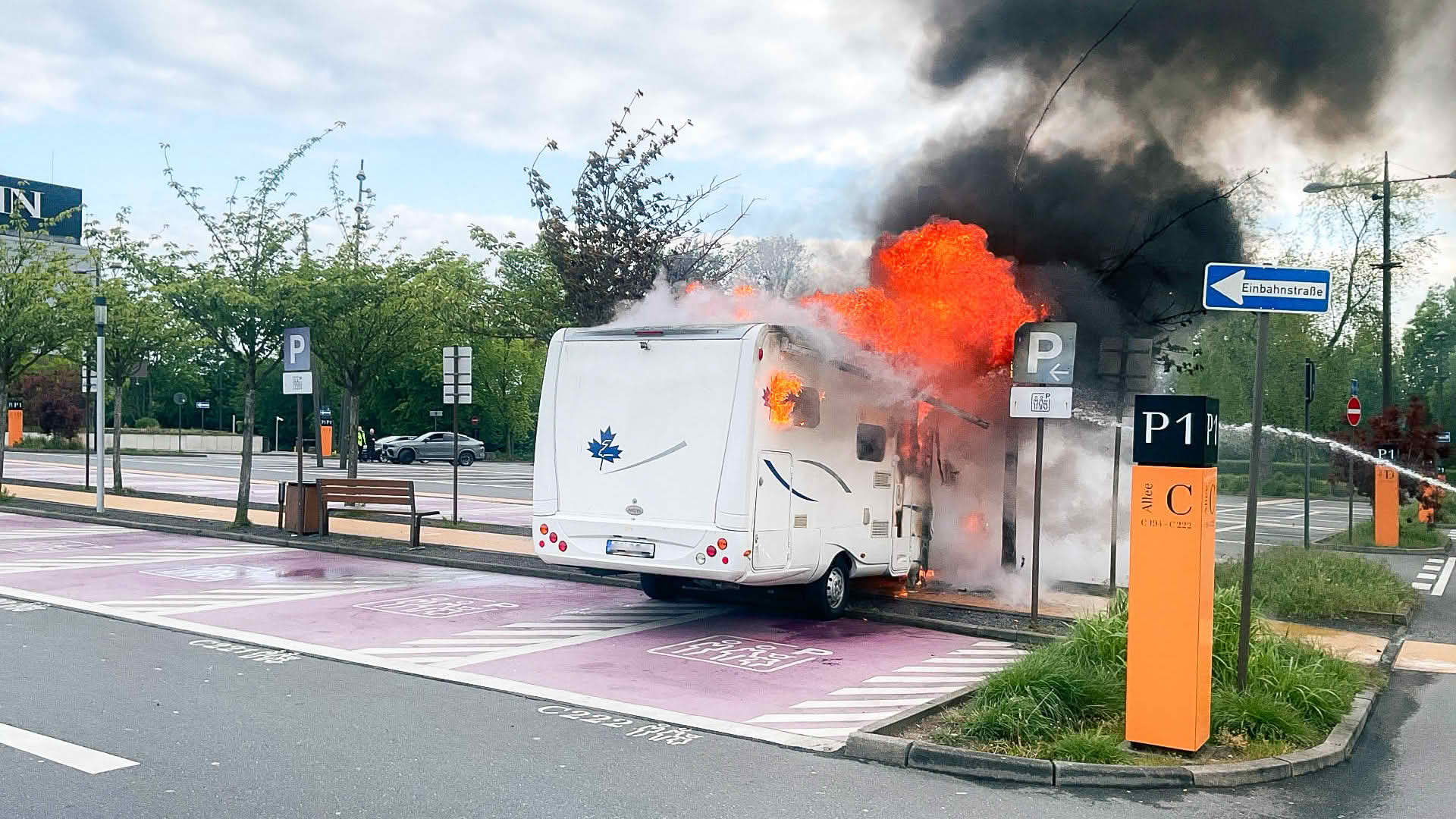 Brand eines Wohnmobils auf dem Parkplatz des Ruhrparks