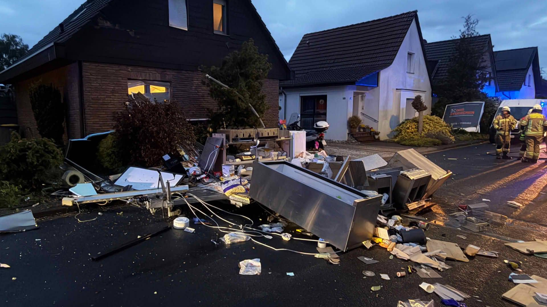 Imbisswagen nach Explosion vollständig zerstört Aktuelle Feuerwehreinsätze und Berichte 1