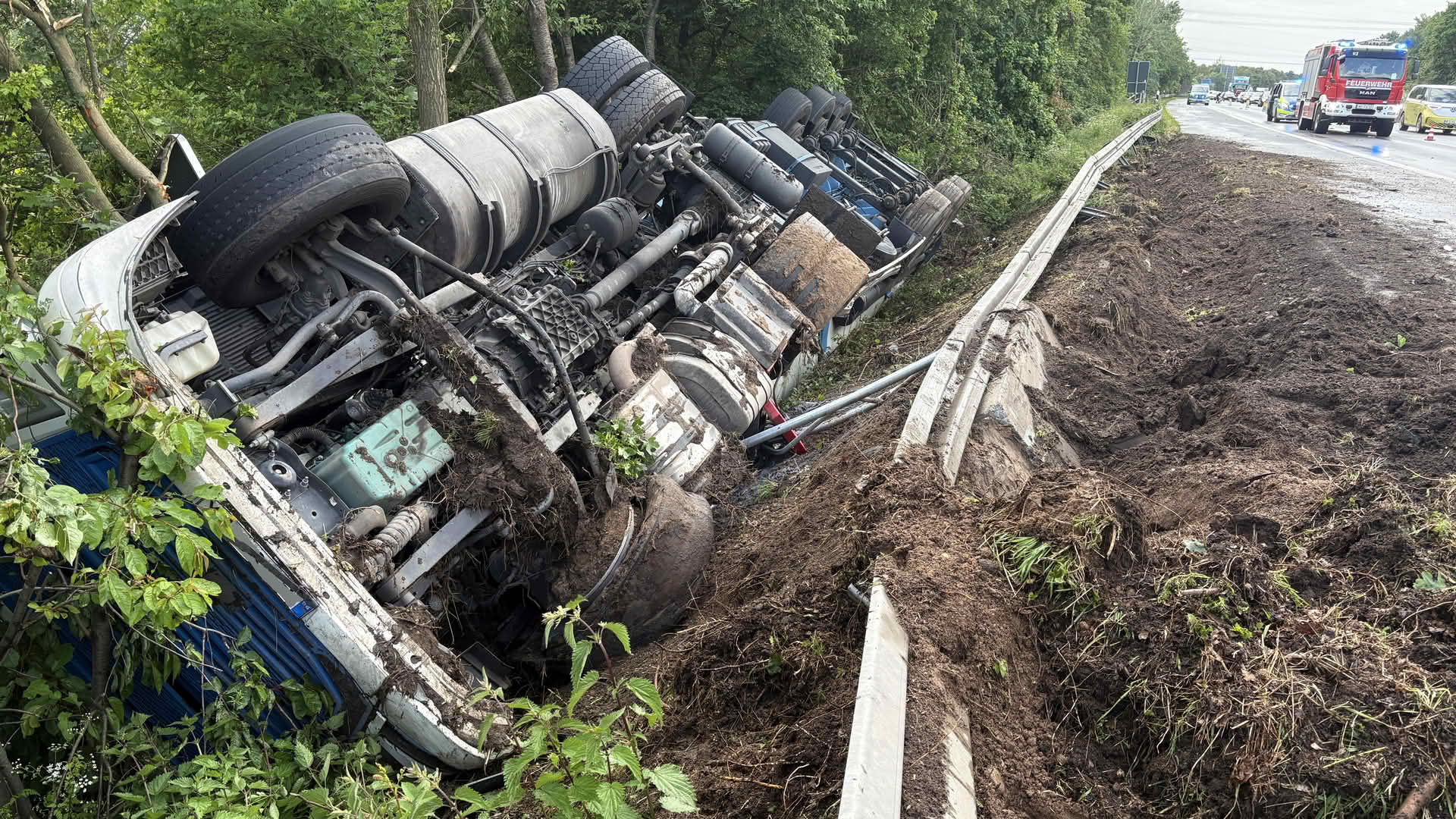 Verkehrsunfall mit Silo-LKW auf der A57