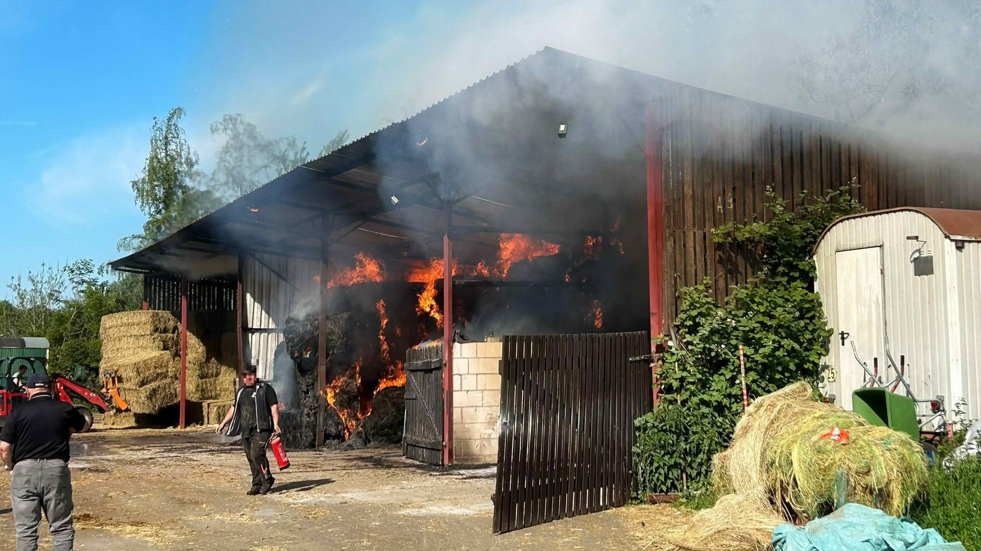 Brand einer Lagerhalle mit Heuballen