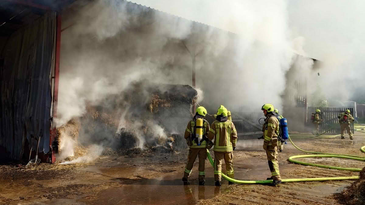 Brand einer Lagerhalle mit Heuballen