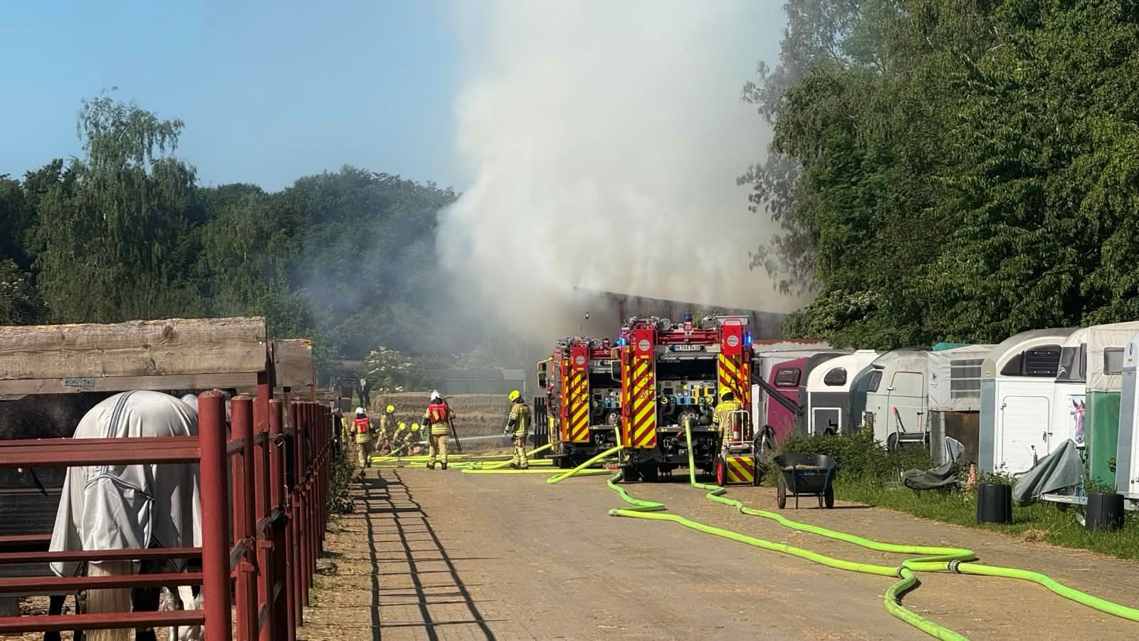 Brand einer Lagerhalle mit Heuballen