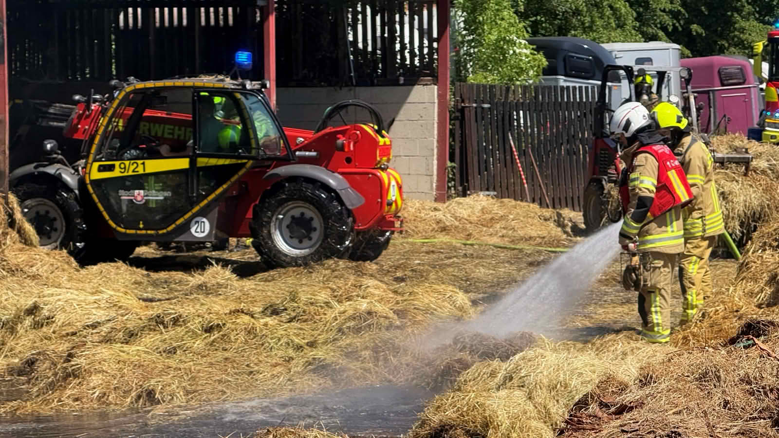 Brand einer Lagerhalle mit Heuballen