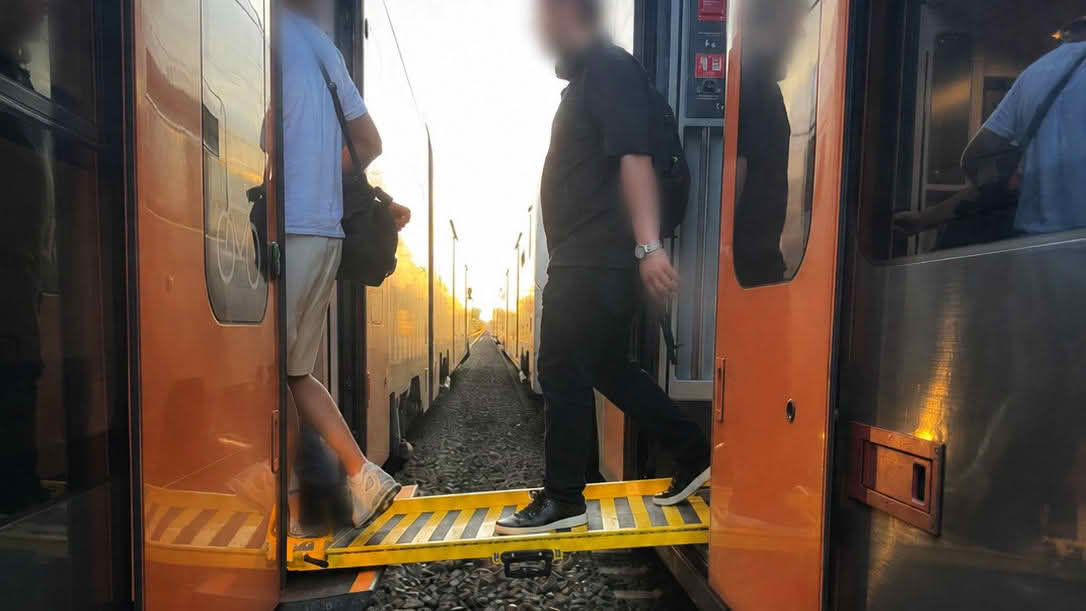Zug bleibt auf freier Strecke liegen Aktuelle Feuerwehreinsätze und Berichte 1