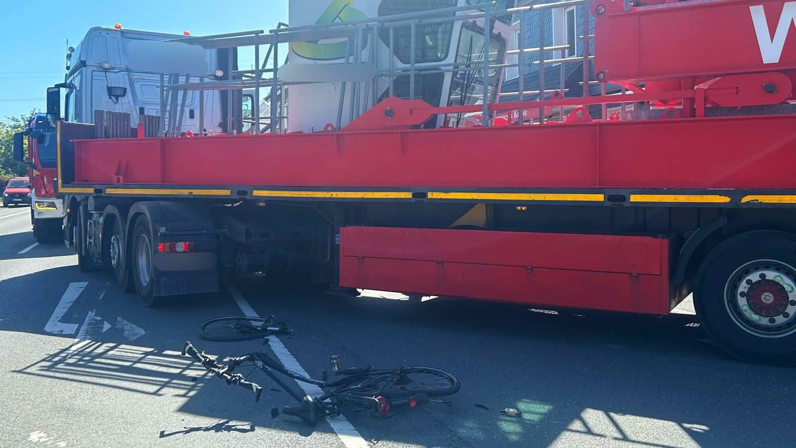 Fahrradfahrer kollidiert mit LKW